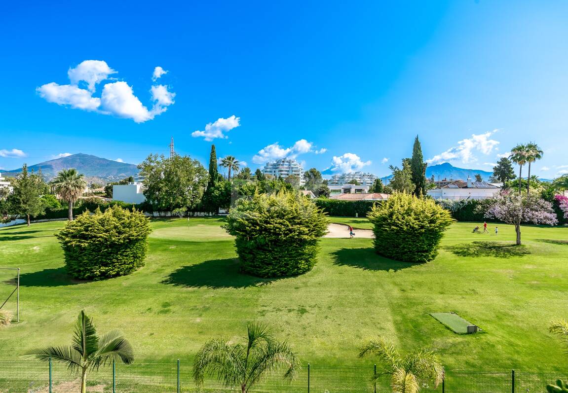 Expansiv Guadalmina Lägenhet i Frontline Golf Community