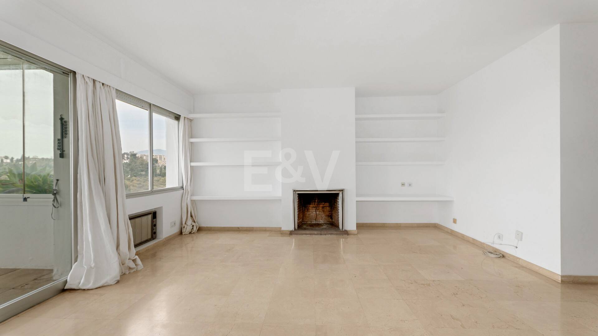 Expansiv Guadalmina Lägenhet i Frontline Golf Community