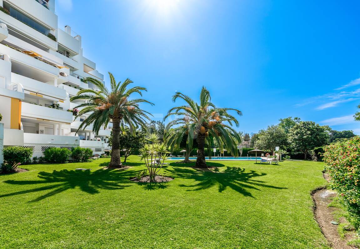 Expansiv Guadalmina Lägenhet i Frontline Golf Community