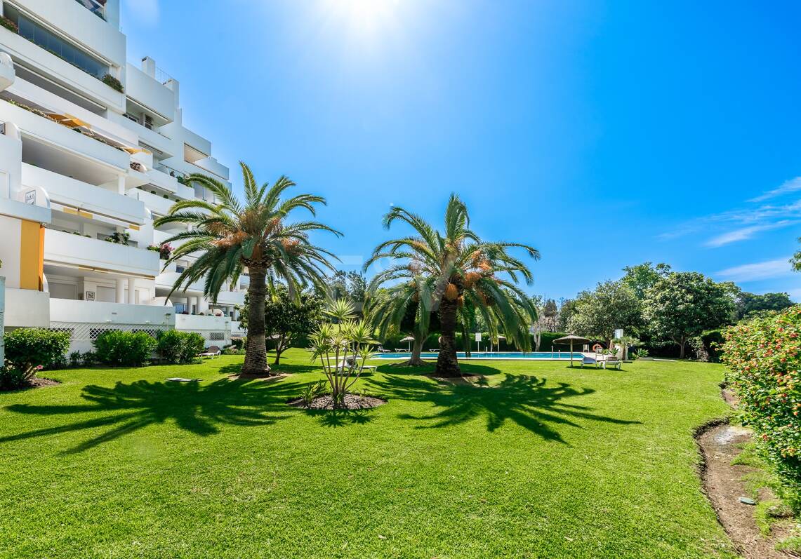 Großzügige Guadalmina-Wohnung in einer Golfanlage an der ersten Reihe