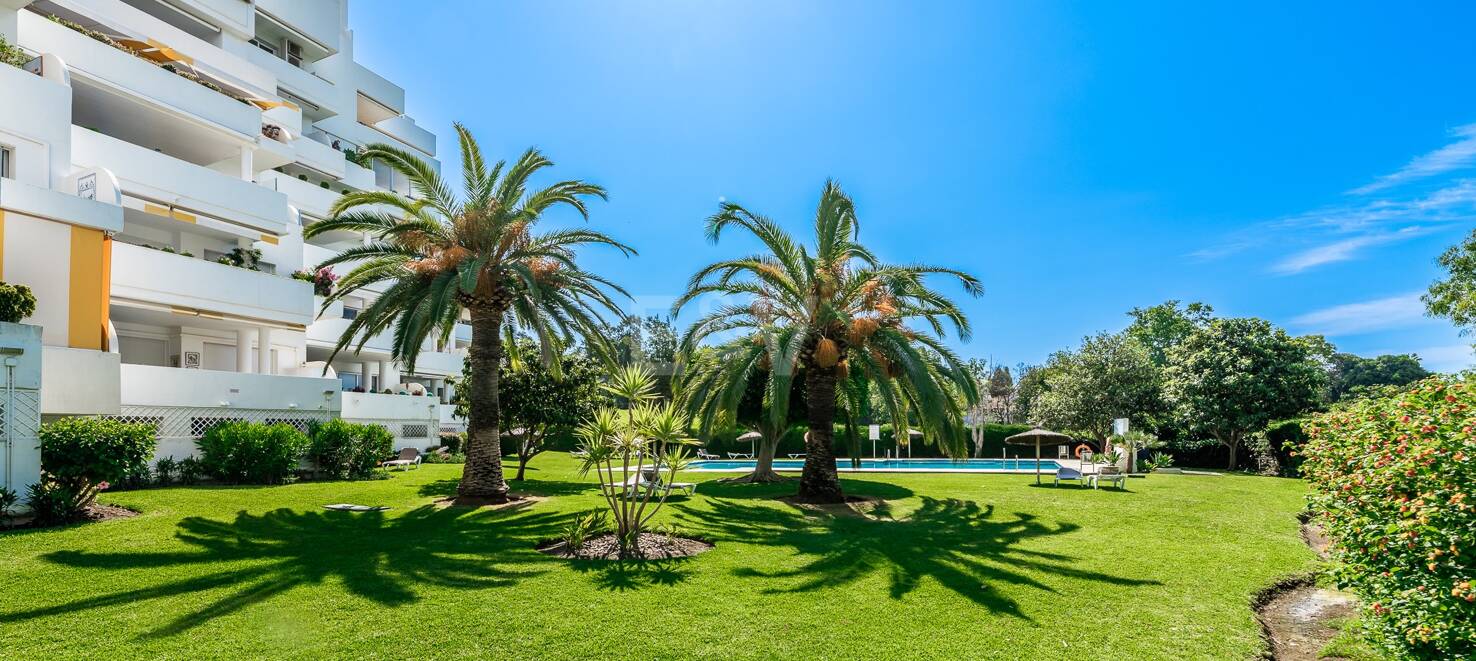 Expansiv Guadalmina Lägenhet i Frontline Golf Community
