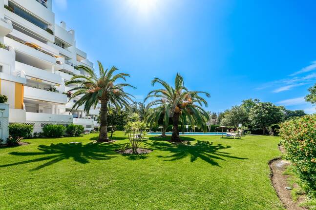 Expansiv Guadalmina Lägenhet i Frontline Golf Community