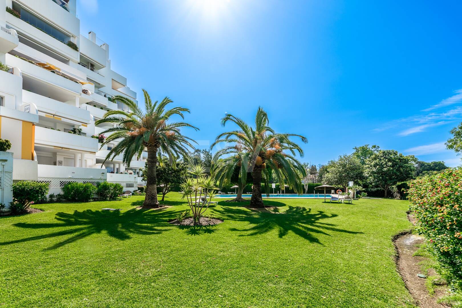 Expansiv Guadalmina Lägenhet i Frontline Golf Community