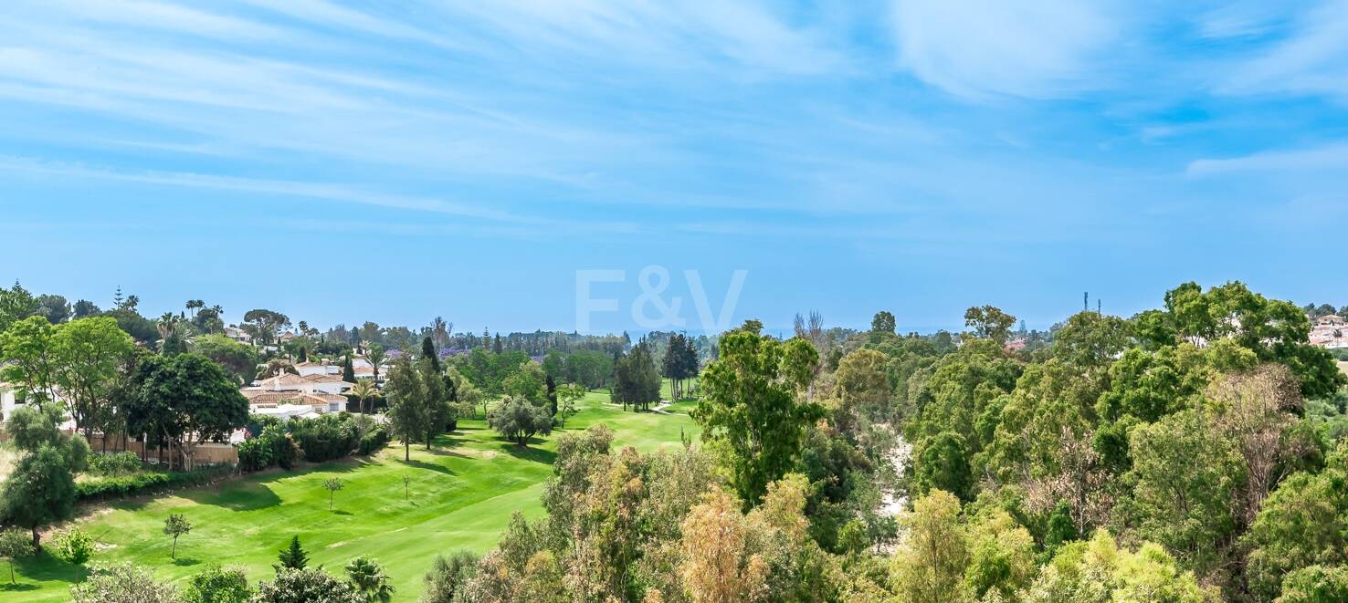 Expansiv Guadalmina Lägenhet i Frontline Golf Community