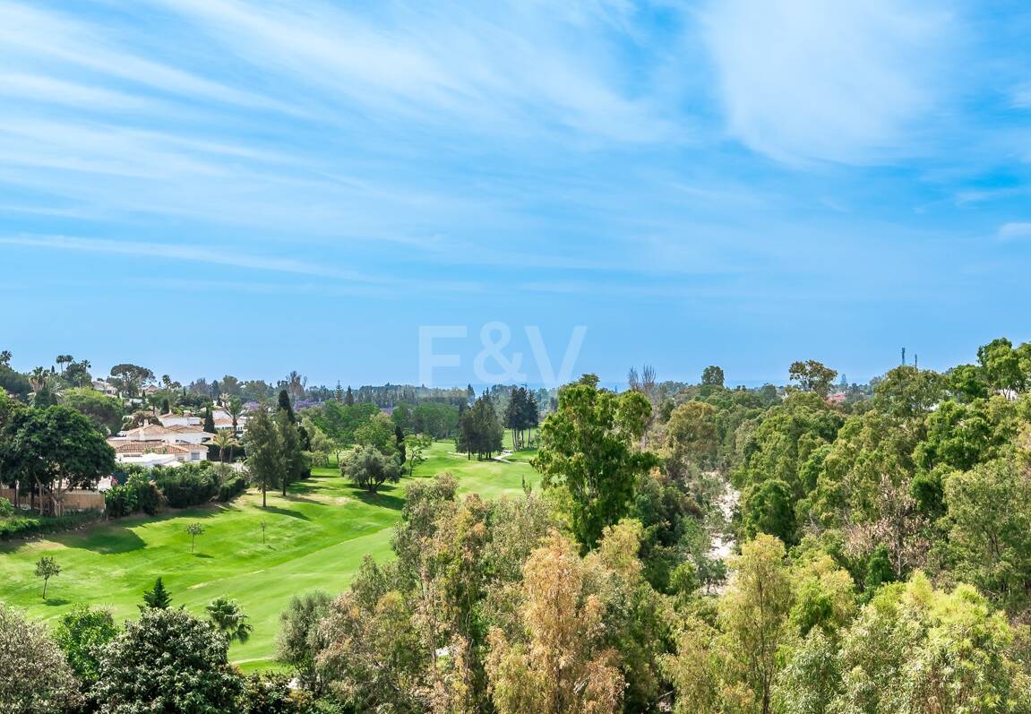 Expansiv Guadalmina Lägenhet i Frontline Golf Community
