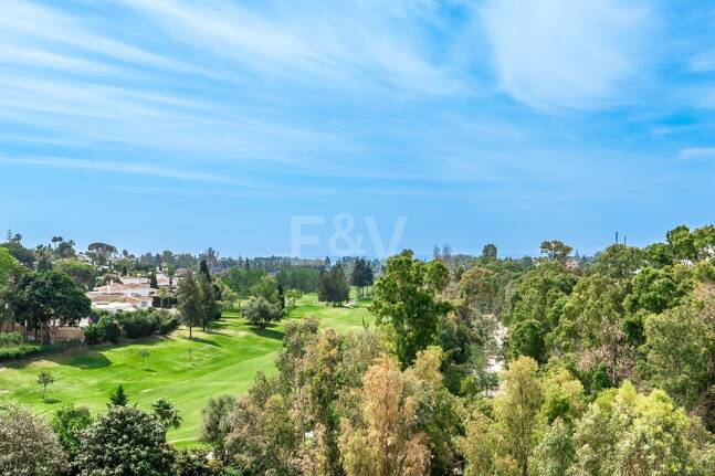 Expansiv Guadalmina Lägenhet i Frontline Golf Community