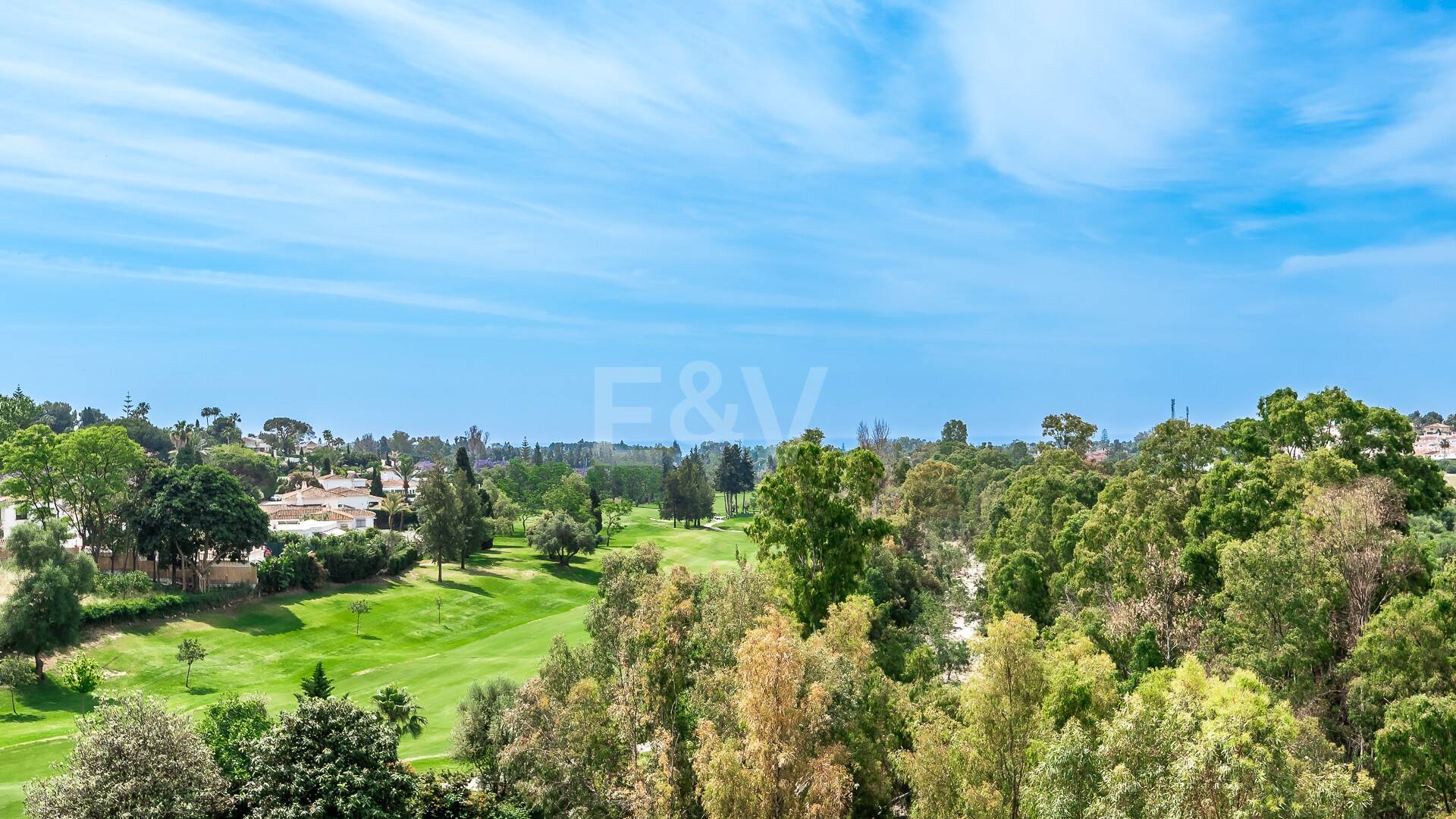 Expansiv Guadalmina Lägenhet i Frontline Golf Community