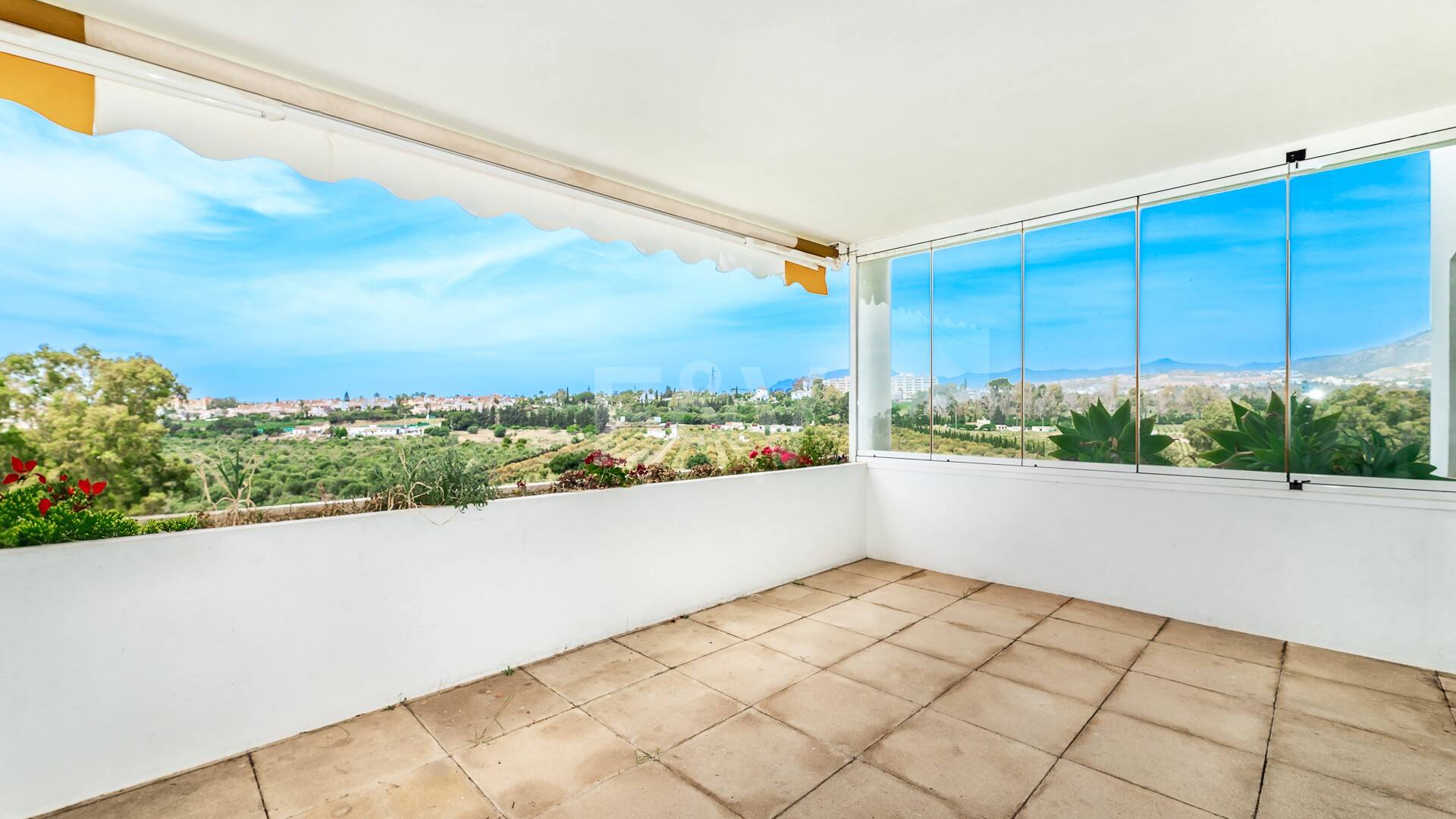 Expansiv Guadalmina Lägenhet i Frontline Golf Community