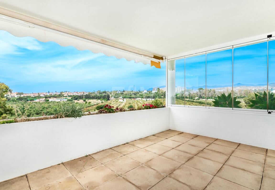 Expansiv Guadalmina Lägenhet i Frontline Golf Community