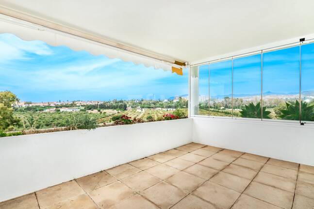 Expansiv Guadalmina Lägenhet i Frontline Golf Community