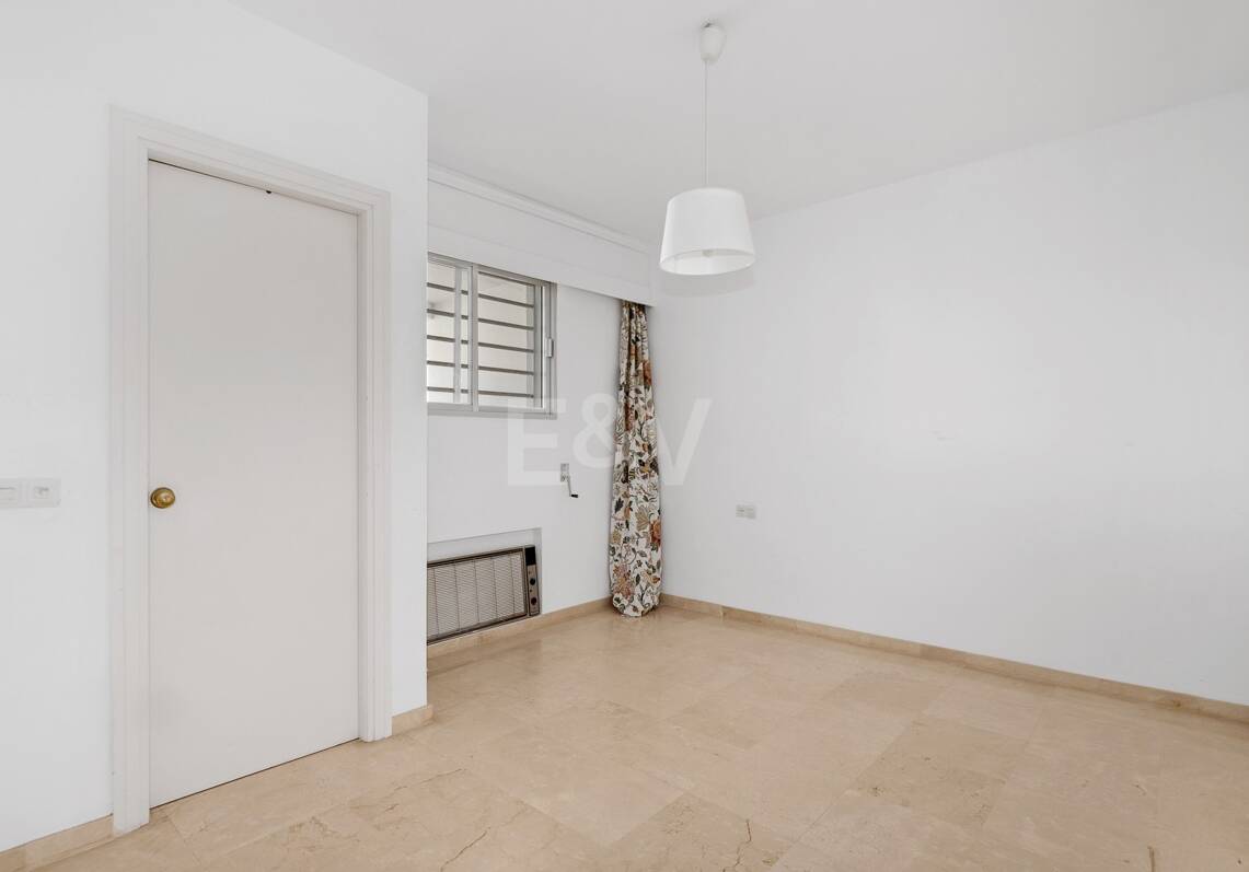 Großzügige Guadalmina-Wohnung in einer Golfanlage an der ersten Reihe