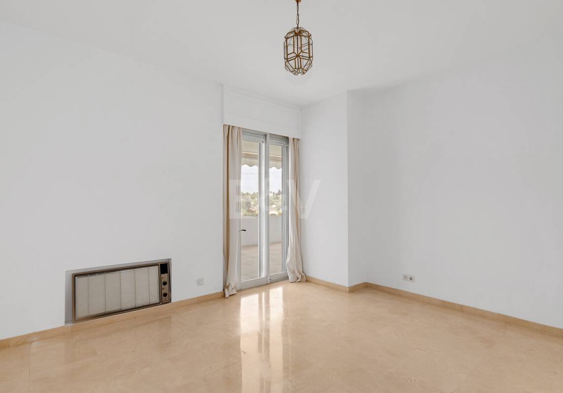 Großzügige Guadalmina-Wohnung in einer Golfanlage an der ersten Reihe