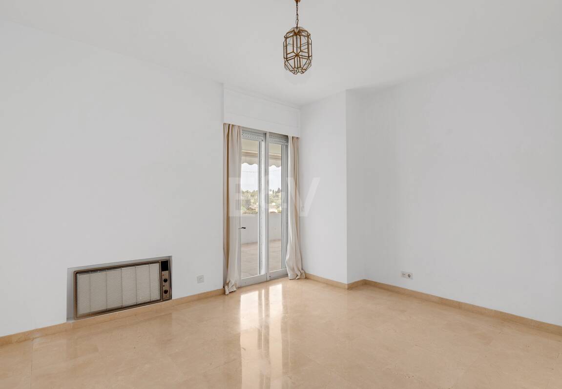 Expansiv Guadalmina Lägenhet i Frontline Golf Community