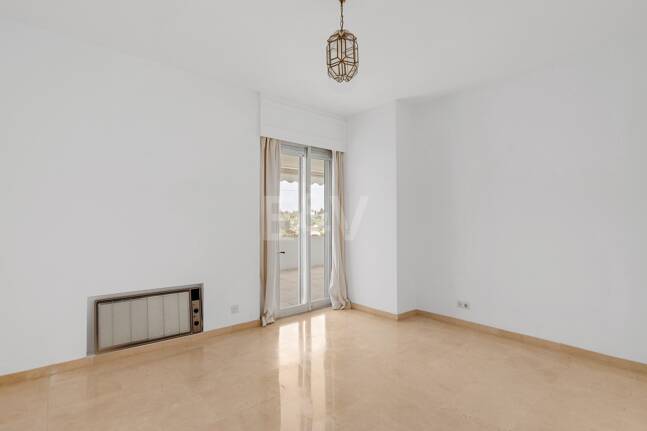 Expansiv Guadalmina Lägenhet i Frontline Golf Community