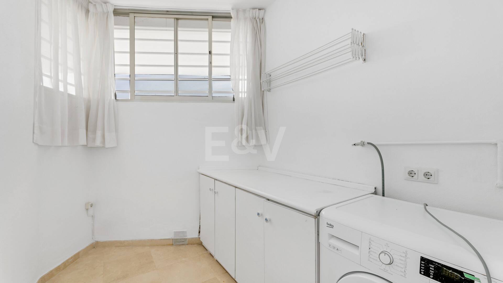 Expansiv Guadalmina Lägenhet i Frontline Golf Community