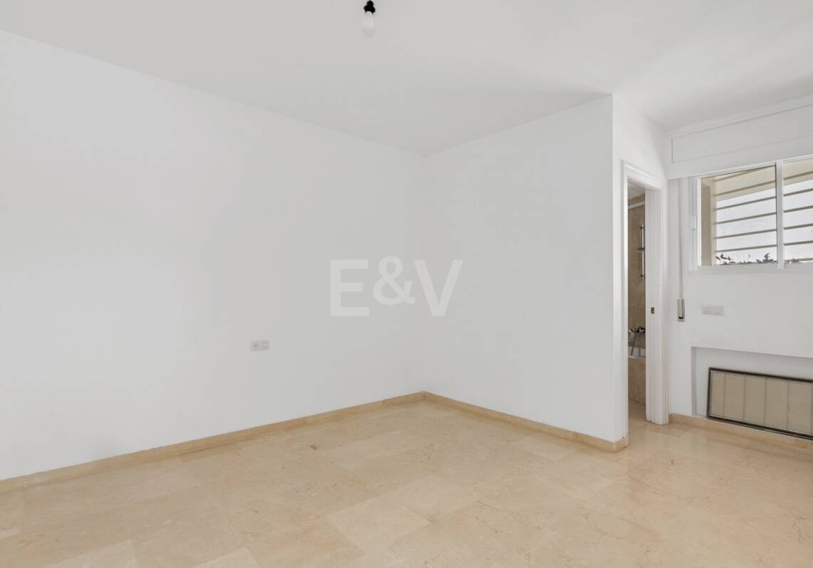 Großzügige Guadalmina-Wohnung in einer Golfanlage an der ersten Reihe