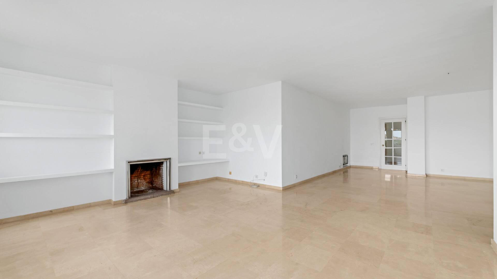 Expansiv Guadalmina Lägenhet i Frontline Golf Community