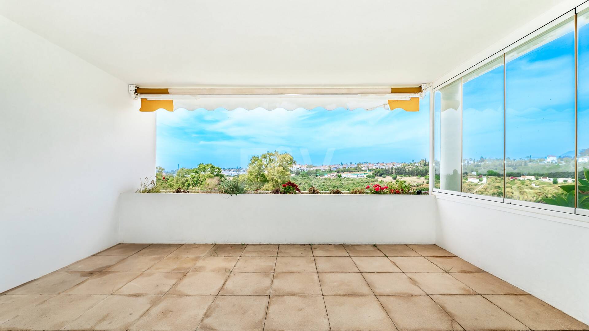 Expansiv Guadalmina Lägenhet i Frontline Golf Community