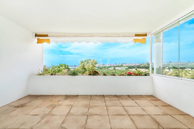 Expansiv Guadalmina Lägenhet i Frontline Golf Community