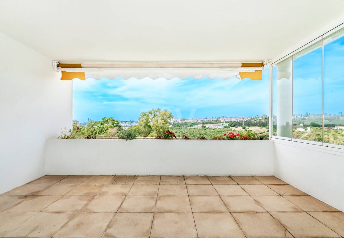 Expansiv Guadalmina Lägenhet i Frontline Golf Community