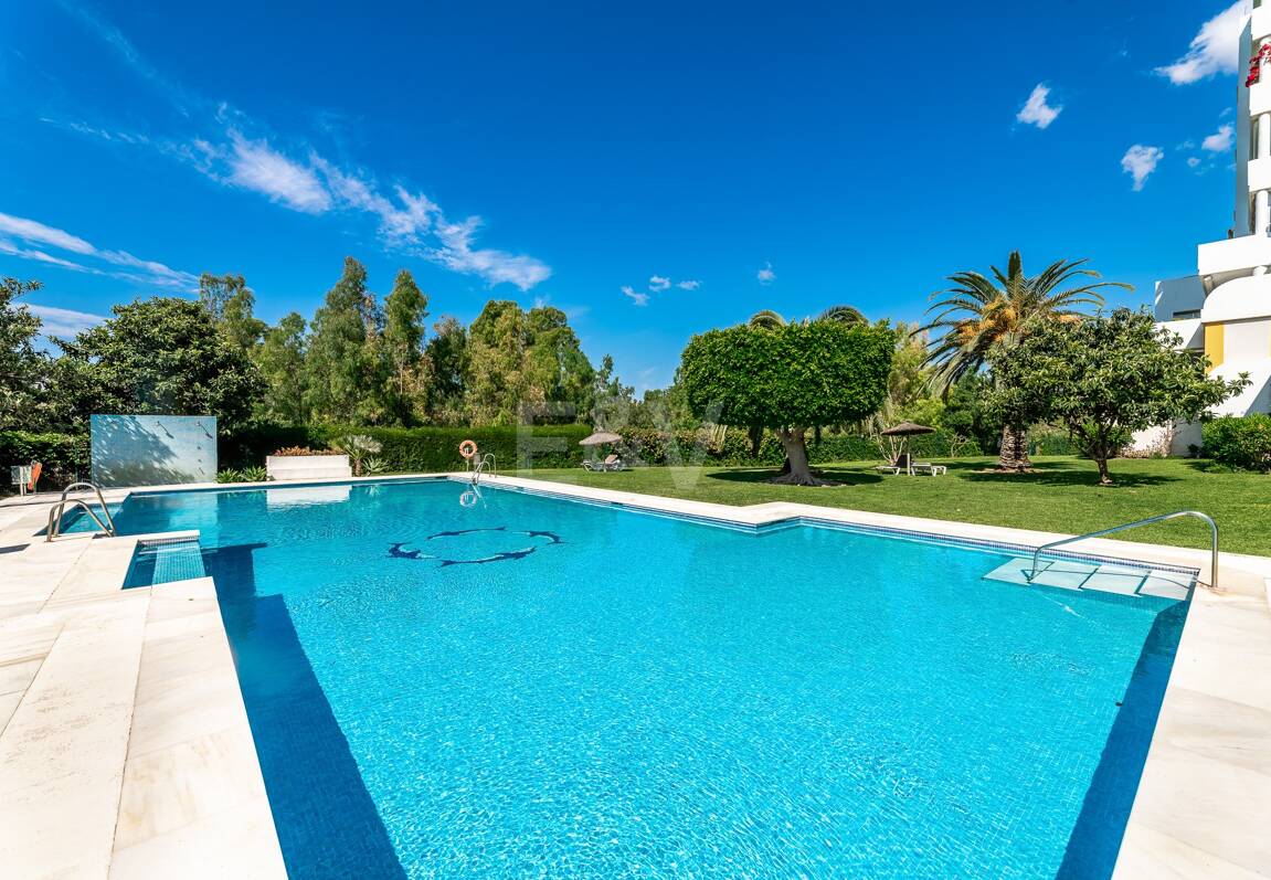 Expansiv Guadalmina Lägenhet i Frontline Golf Community