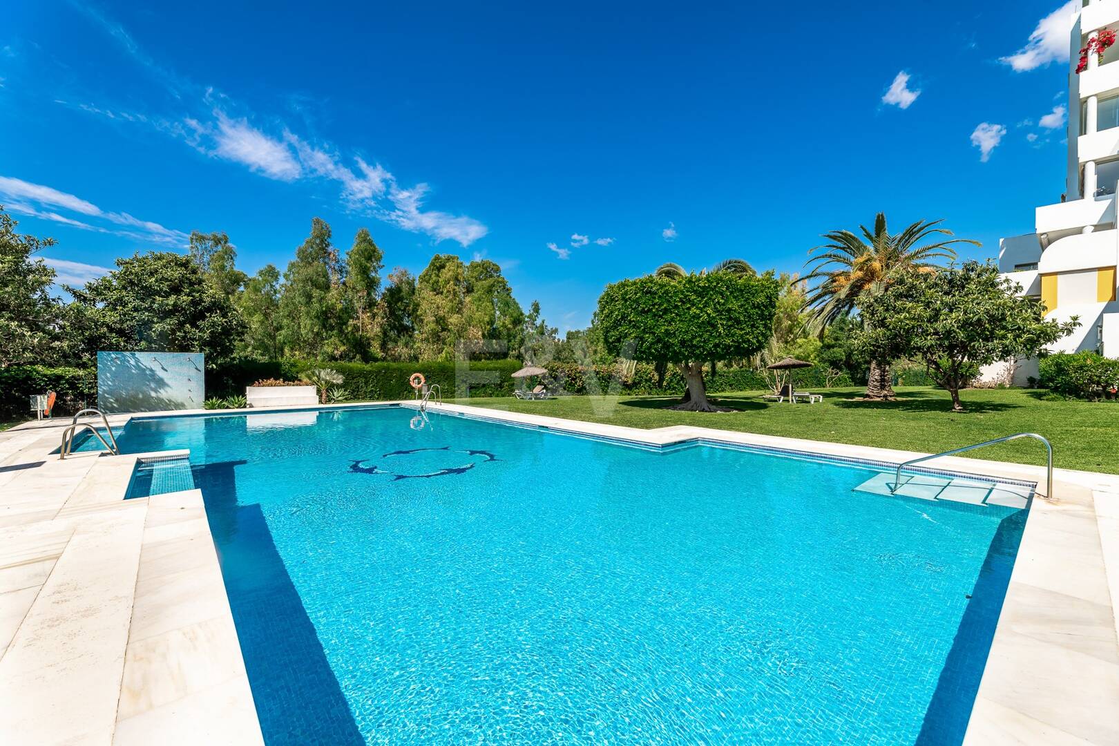 Expansiv Guadalmina Lägenhet i Frontline Golf Community