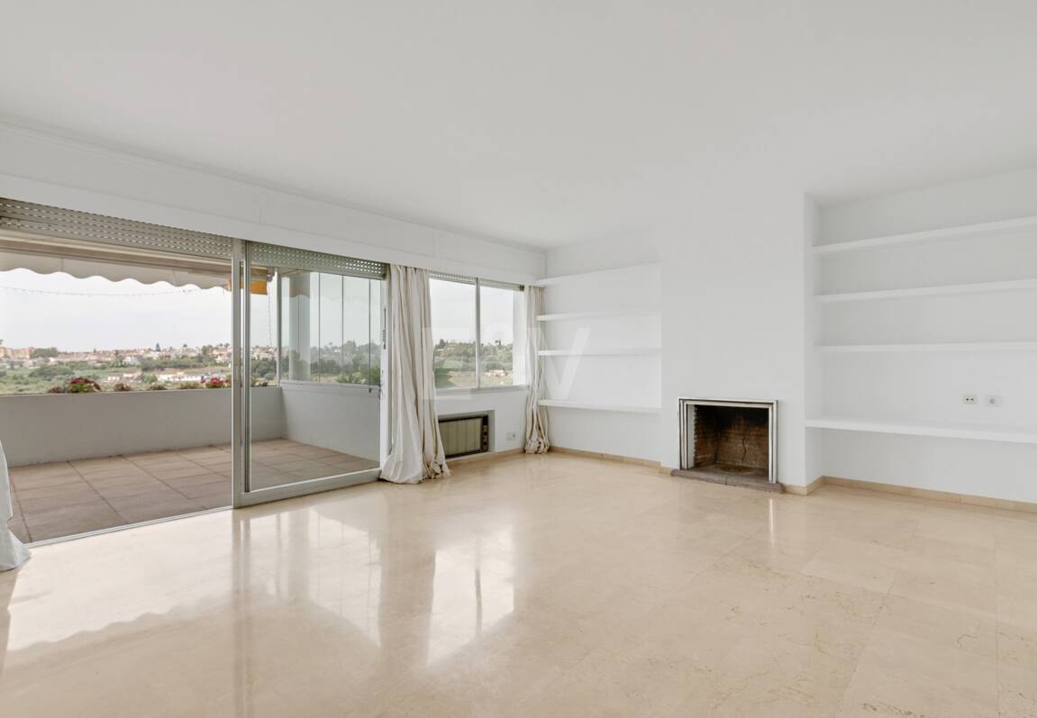 Expansiv Guadalmina Lägenhet i Frontline Golf Community