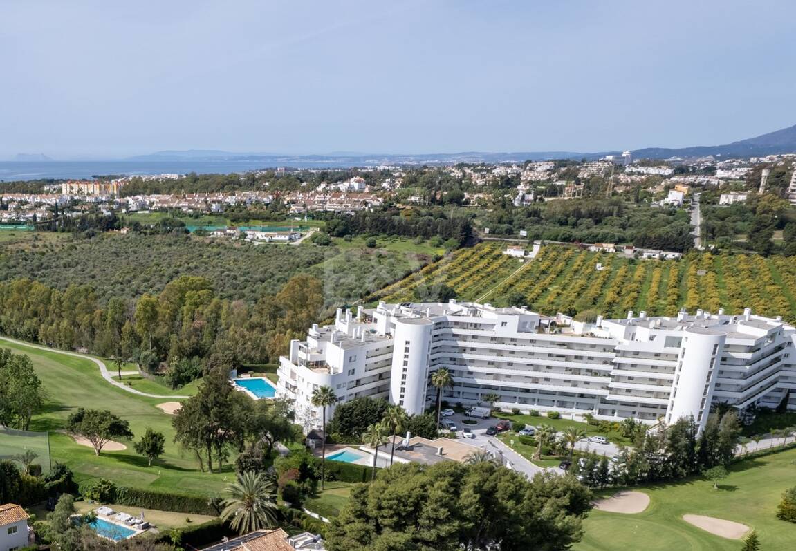 Expansiv Guadalmina Lägenhet i Frontline Golf Community
