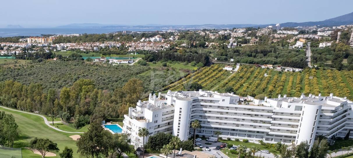 Expansiv Guadalmina Lägenhet i Frontline Golf Community