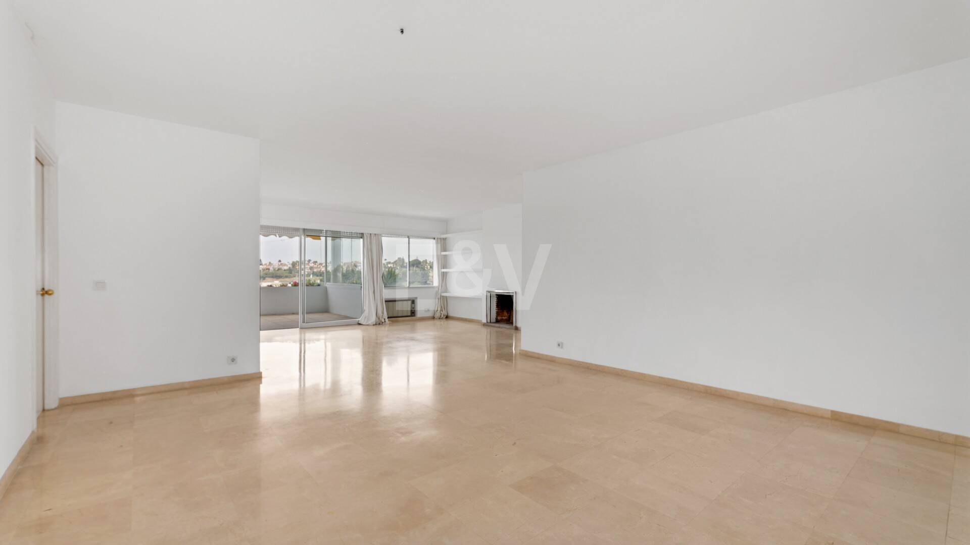 Expansiv Guadalmina Lägenhet i Frontline Golf Community