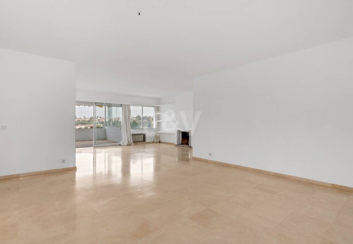 Expansiv Guadalmina Lägenhet i Frontline Golf Community