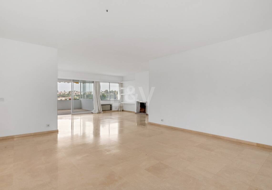 Großzügige Guadalmina-Wohnung in einer Golfanlage an der ersten Reihe