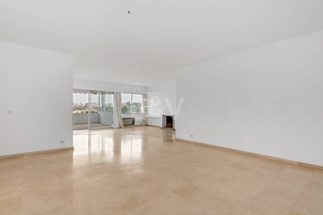 Expansiv Guadalmina Lägenhet i Frontline Golf Community