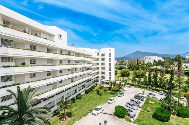 Expansiv Guadalmina Lägenhet i Frontline Golf Community