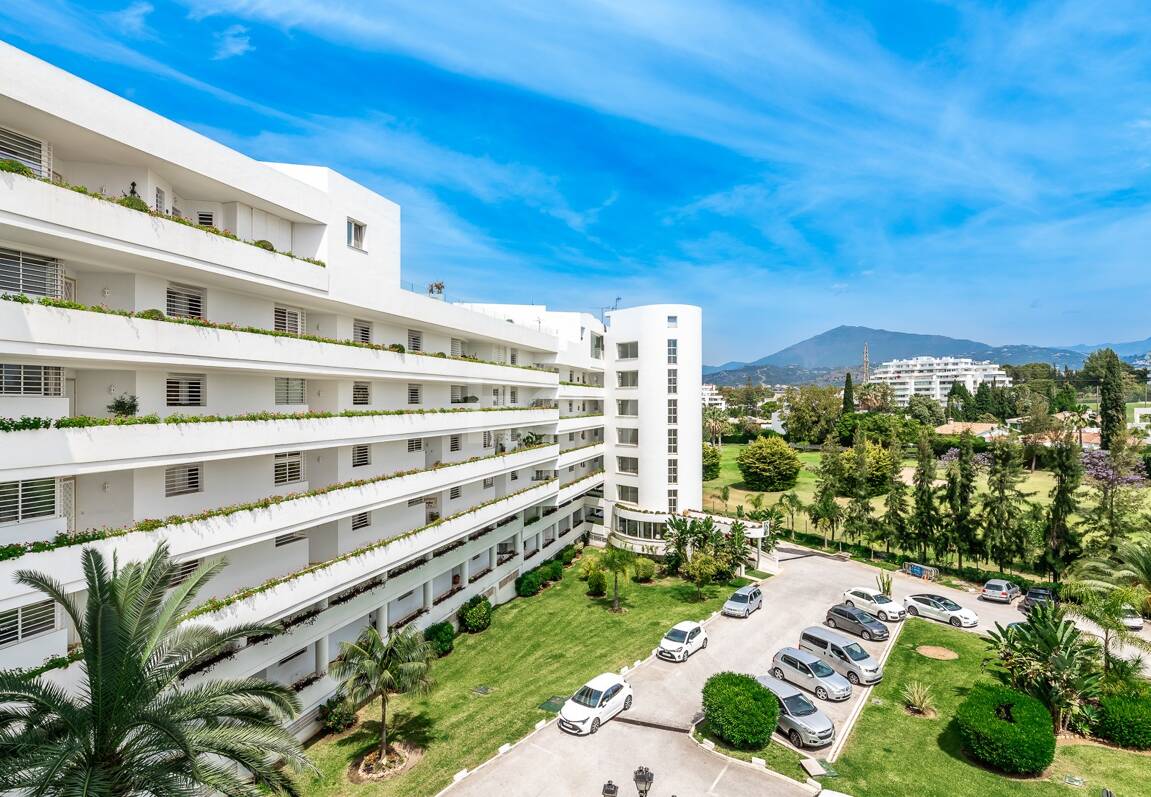 Expansiv Guadalmina Lägenhet i Frontline Golf Community