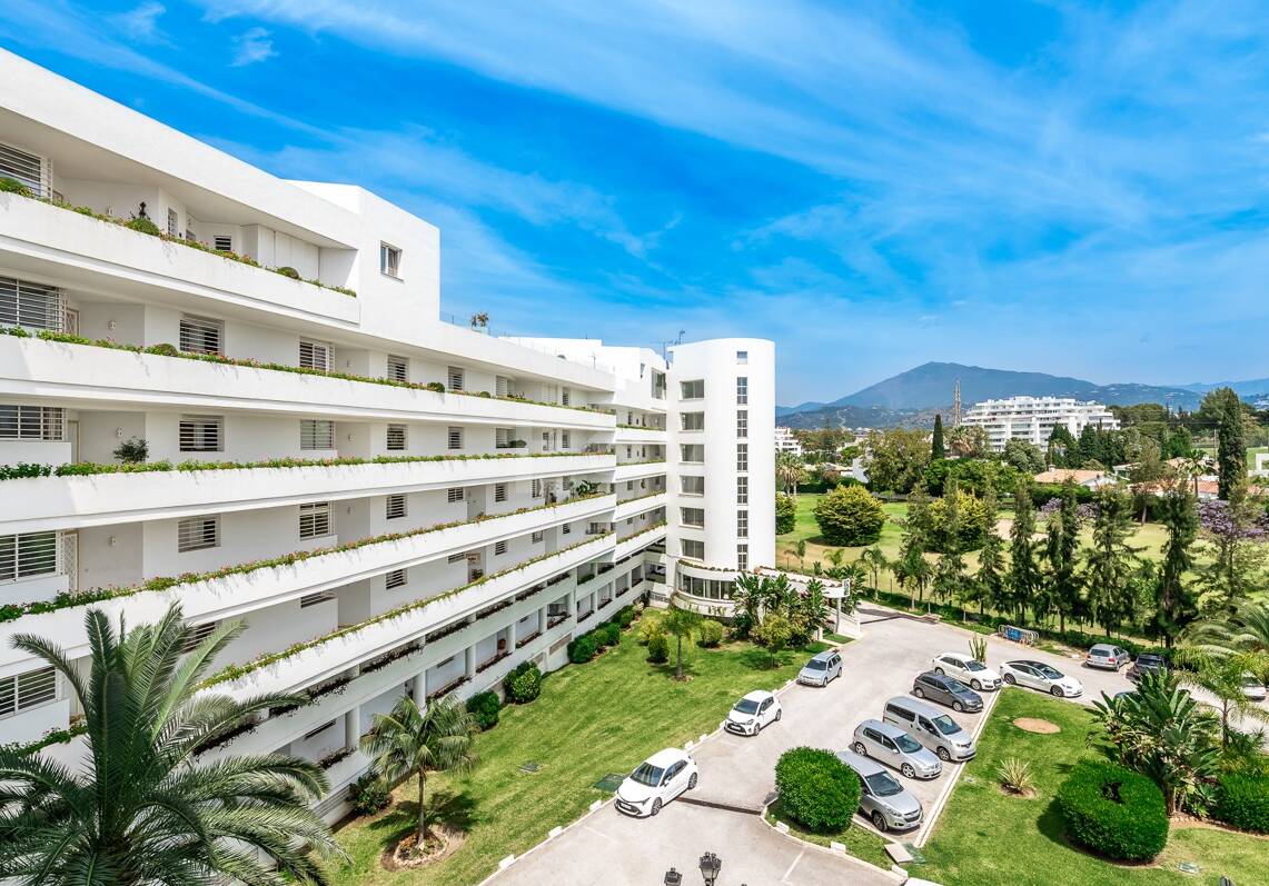 Großzügige Guadalmina-Wohnung in einer Golfanlage an der ersten Reihe