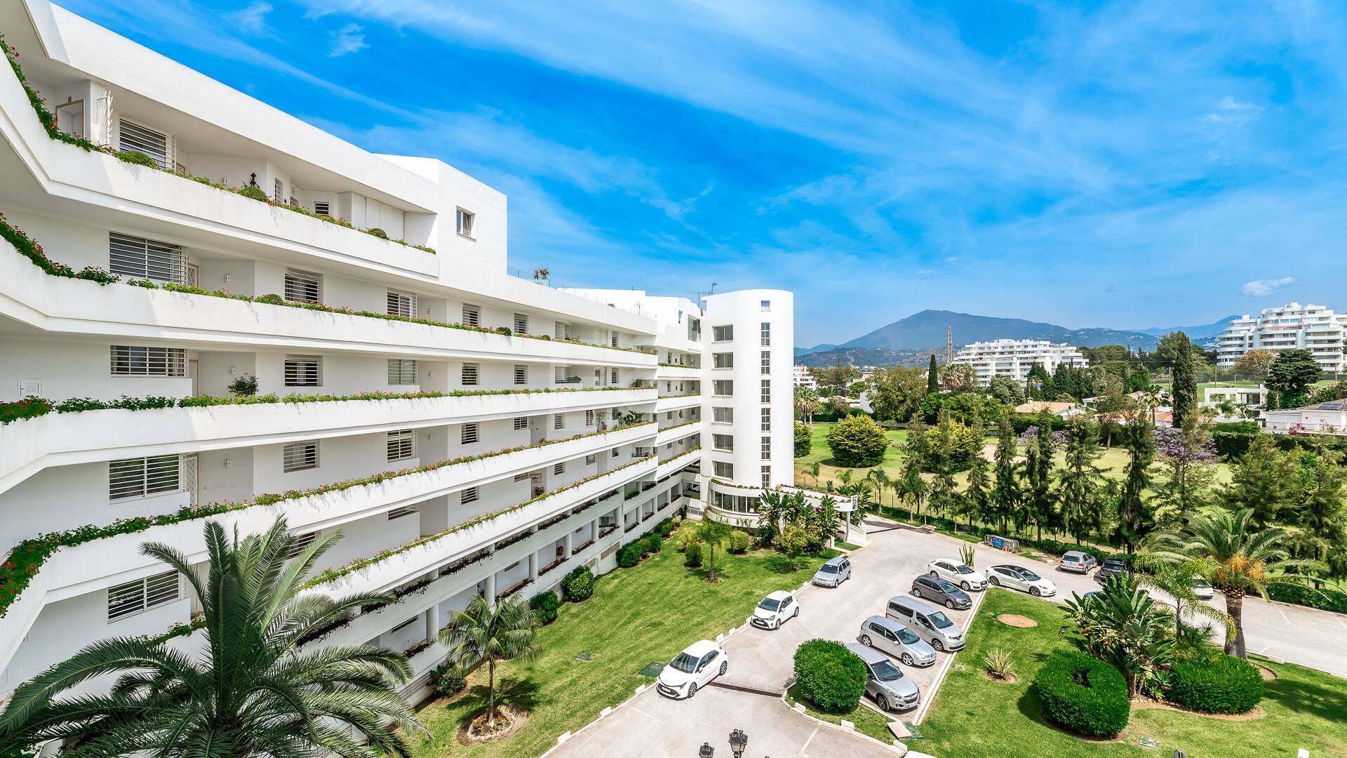 Expansiv Guadalmina Lägenhet i Frontline Golf Community