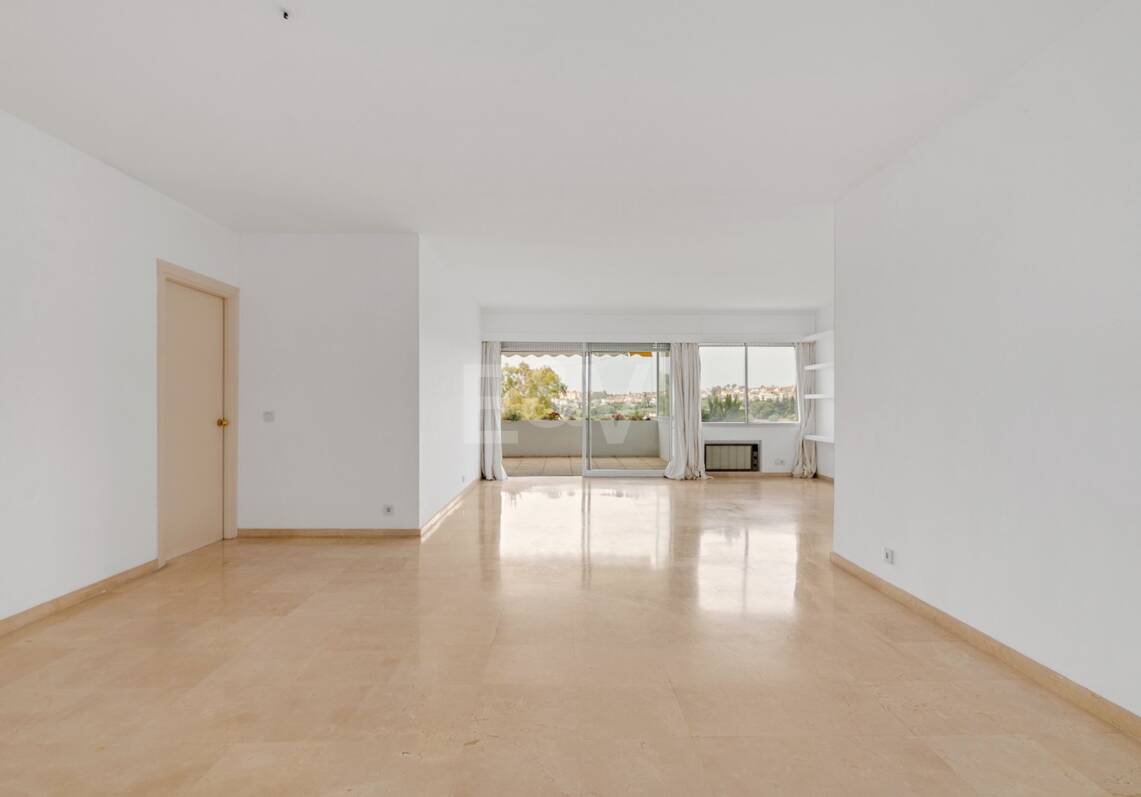 Großzügige Guadalmina-Wohnung in einer Golfanlage an der ersten Reihe