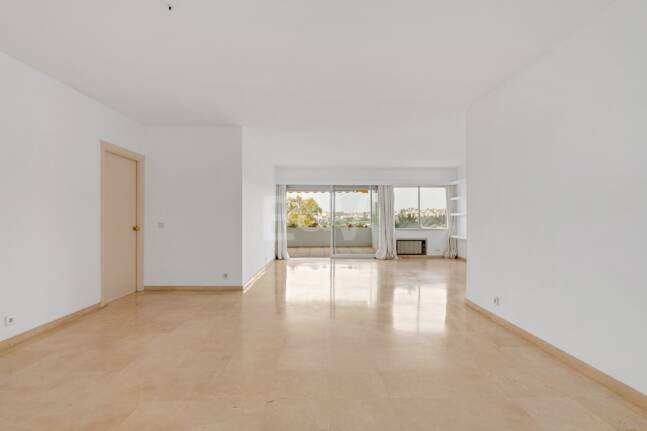 Expansiv Guadalmina Lägenhet i Frontline Golf Community