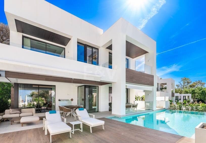 Stylish Modern Villa in La Fuente, Walking Distance to the Beach