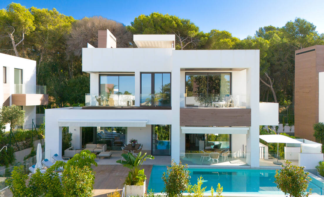 Nestled in a prestigious gated community on Marbella's Golden Mile, this luxury villa offers the perfect blend of contemporary design...