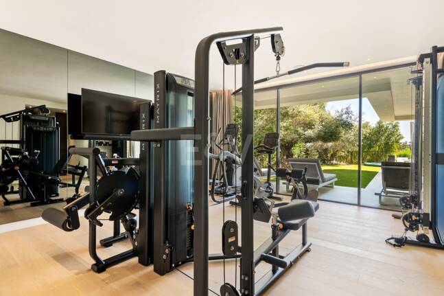 Front -Line Golf Villa with Sea Views, luxury Amenities in a Prime Location