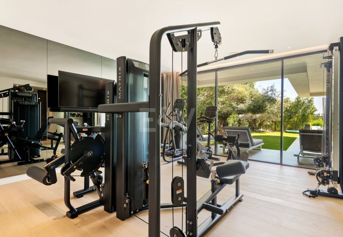 Front -Line Golf Villa with Sea Views, luxury Amenities in a Prime Location