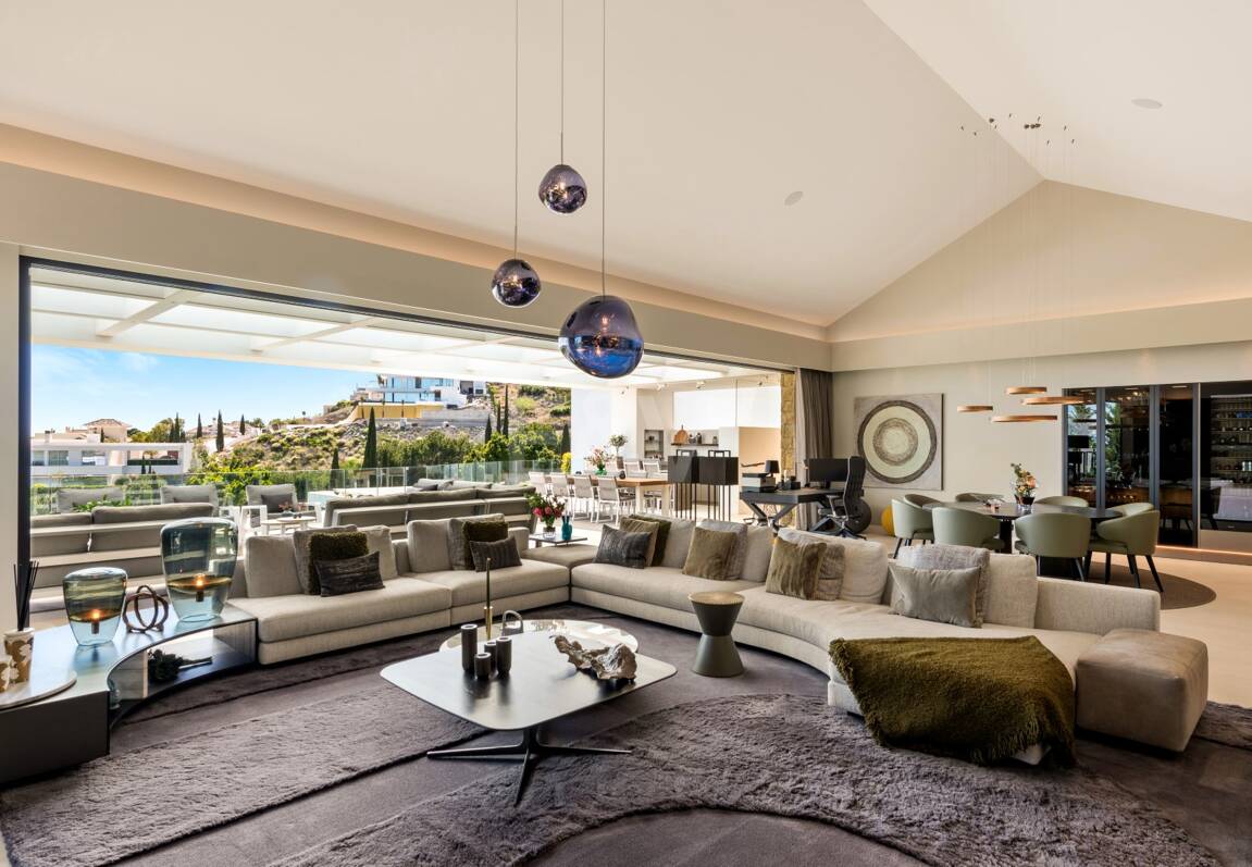 Front -Line Golf Villa with Sea Views, luxury Amenities in a Prime Location