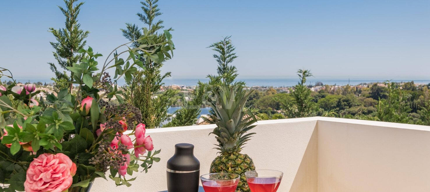 Elegant Golf-front Villa in Los Flamingos with Luxury Features