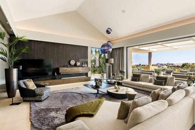 Front -Line Golf Villa with Sea Views, luxury Amenities in a Prime Location