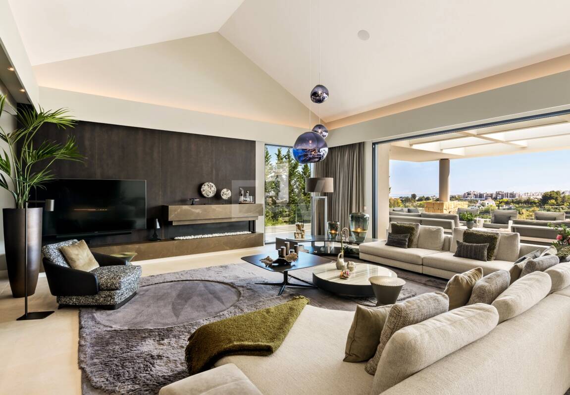 Front -Line Golf Villa with Sea Views, luxury Amenities in a Prime Location