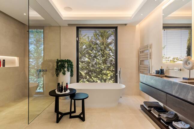 Front -Line Golf Villa with Sea Views, luxury Amenities in a Prime Location