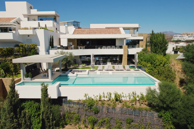 Front -Line Golf Villa with Sea Views, luxury Amenities in a Prime Location