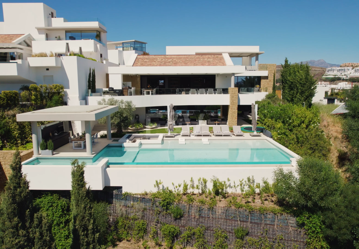 Front -Line Golf Villa with Sea Views, luxury Amenities in a Prime Location